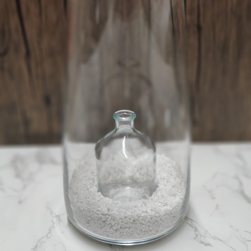 GLASS VASE WITH WHITE ROCKS. SMALL GLASS INSERTED IN MIDDLE OF VASE. - Picture 3 of 10